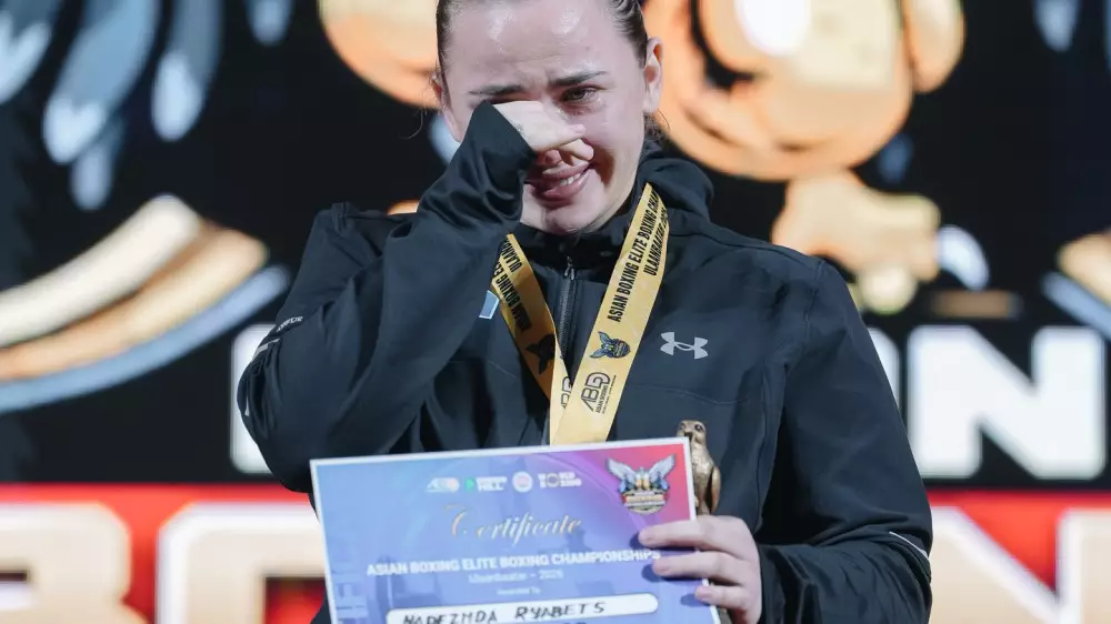 Чемпионка Азии по боксу не сдержала эмоций во время гимна Казахстана