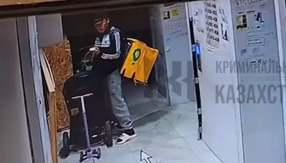 Балалар арбасына дәрет сындырған алматылық курьердің кім екені анықталды (ВИДЕО)