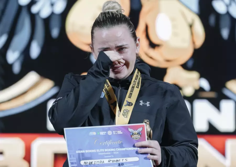 Бокстан Азия чемпионы Надежда Рябец Әнұран шырқалғанда көз жасына ерік беріп, жұртты елжіретті