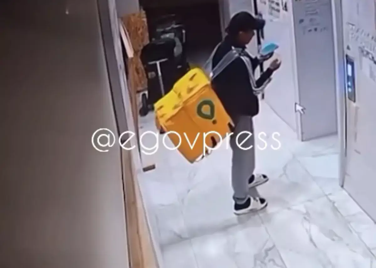 В Алматы курьер службы доставки справил нужду в детскую коляску в подъезде ЖК (видео) - новости на Lada.kz 09.04.2026