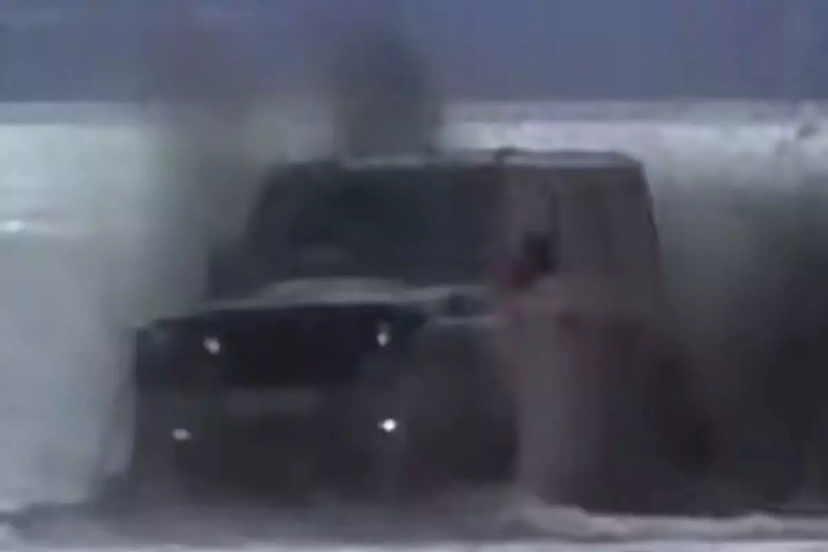 Узбекского блогера наказали за заезд на машине в Каспийское море