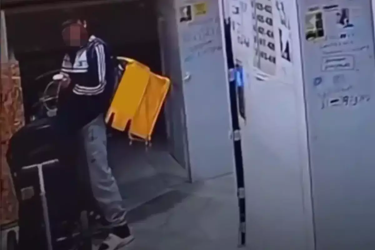 В Алматы курьер справил нужду в детскую коляску в подъезде