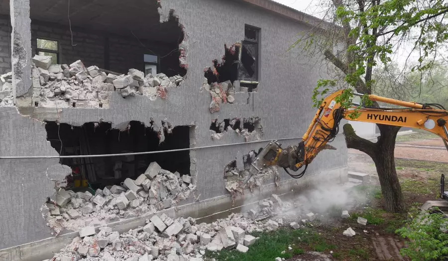 Алматыда сот шешімімен екі қабатты ғимарат сүріліп жатыр