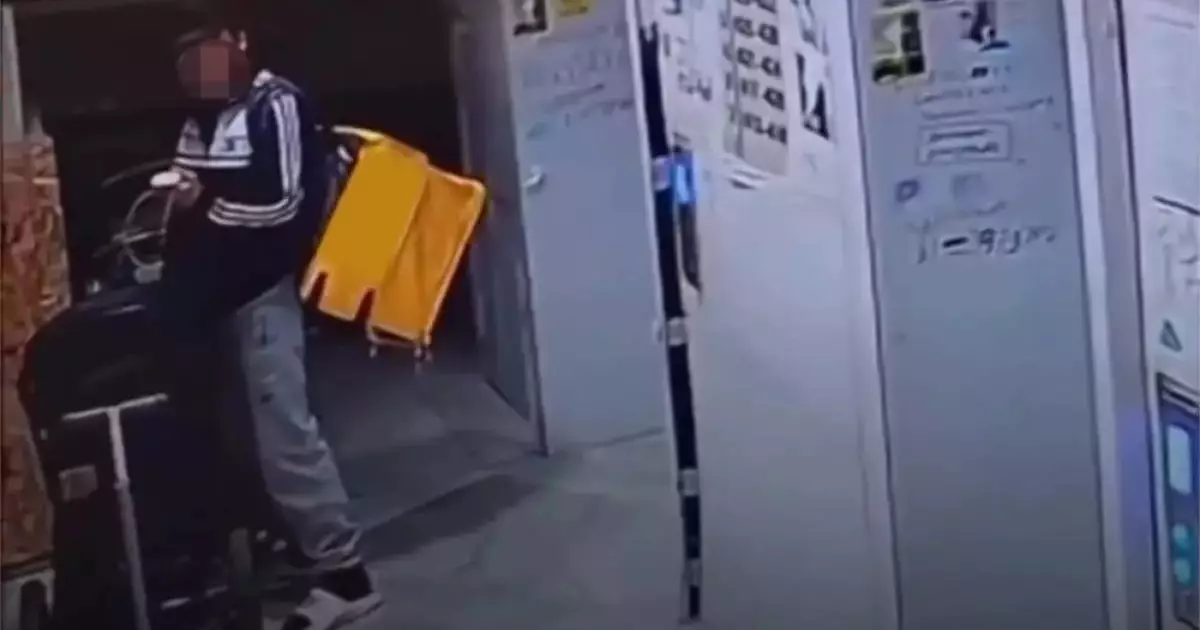  Курьер исправил нужду в детскую коляску в Алматы 