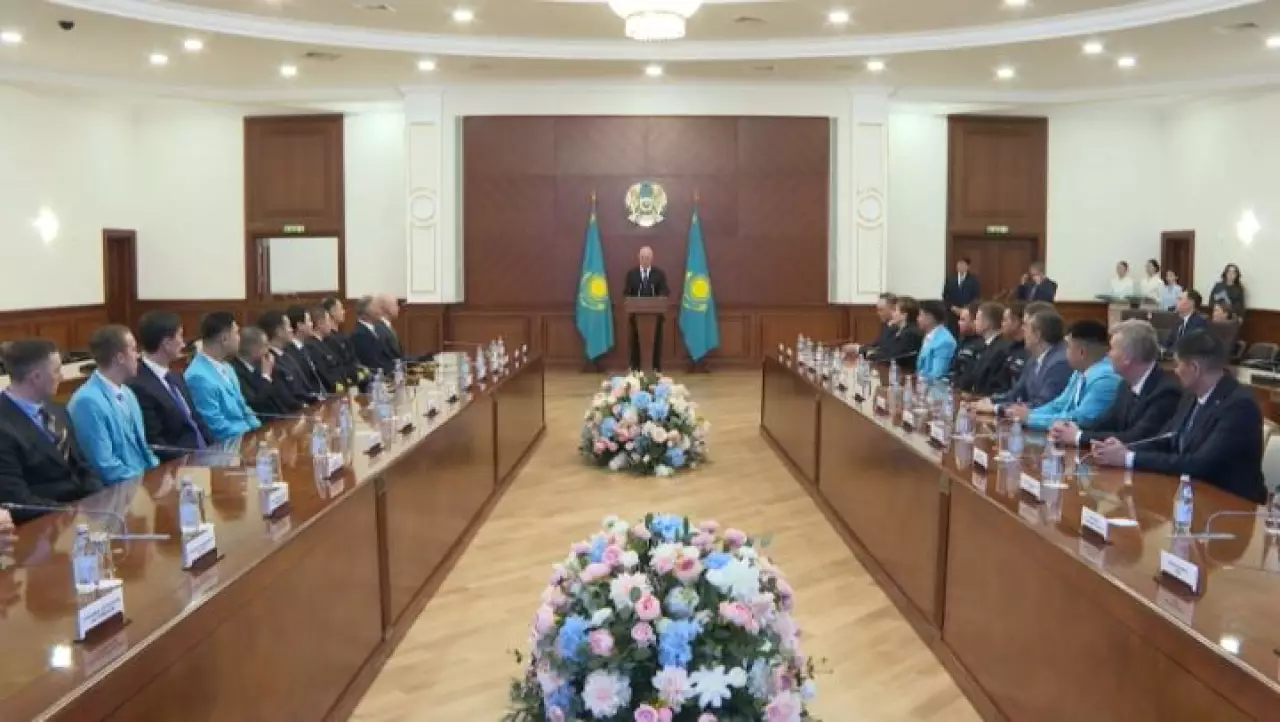 Казахстанцев наградили за эвакуацию граждан с Ближнего Востока