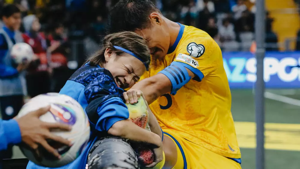 Болбой “спас“ капитана сборной Казахстана: мальчик получил награду