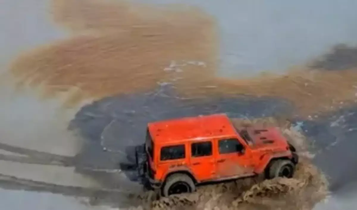 Каспий теңізіне көлігімен кірген өзбекстандық блогер жазаланды (видео)