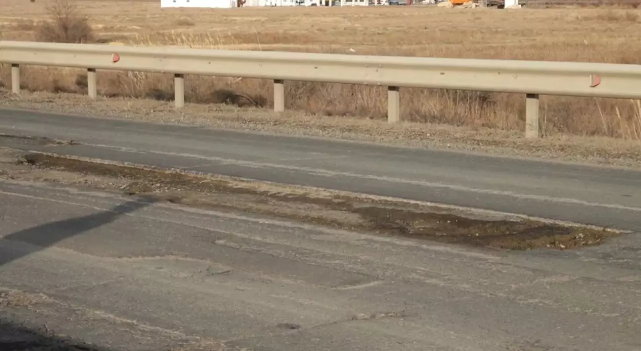 Атырау облысында тасжолдың сапасы сын көтермейді