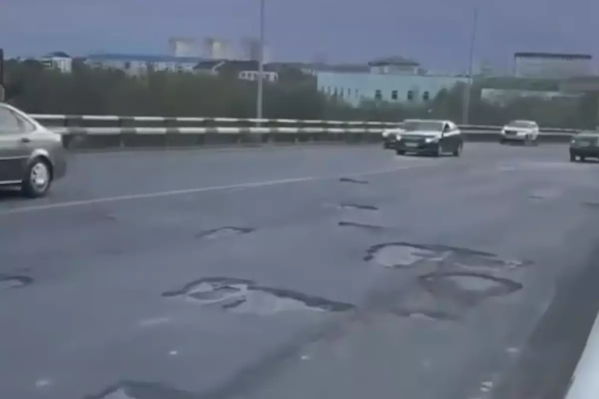 ​Ямы на мосту Жилгородок в Атырау временно залатают за счёт спонсора