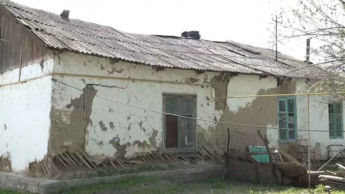 Үйлердің іргетасы сөгіліп кетті: Жетісай ауданындағы 30-ға жуық елдімекен тұрғындары көшуге мәжбүр