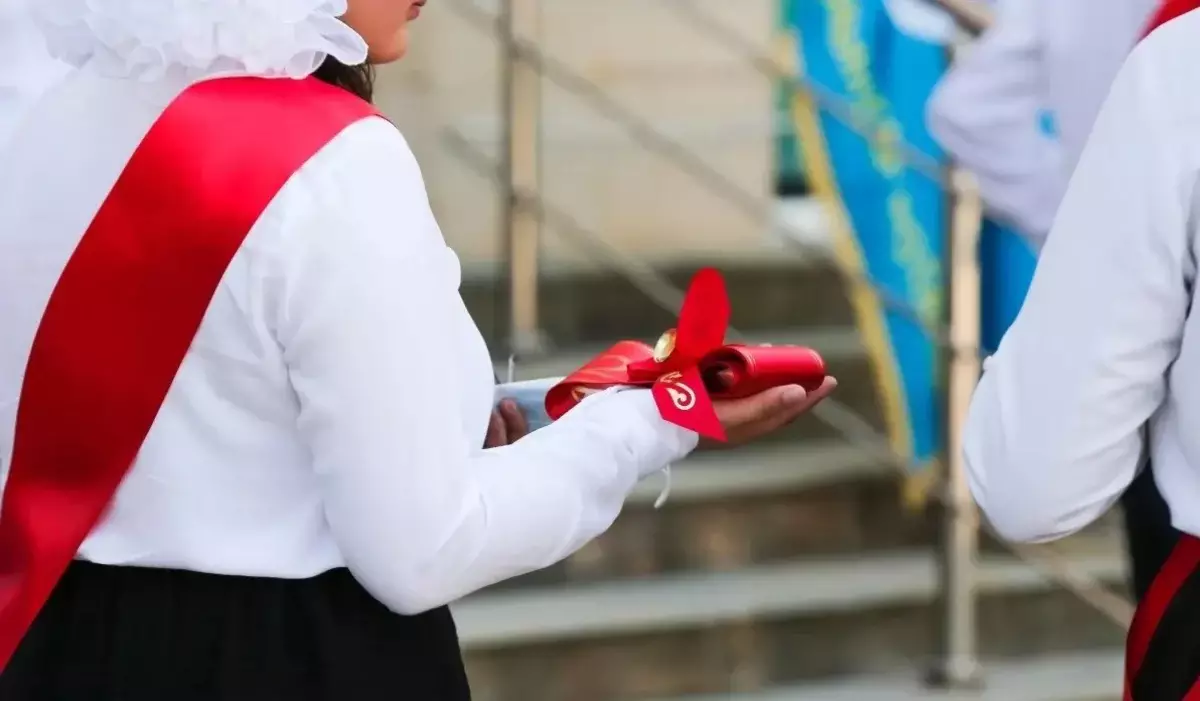 В Алматы пожаловались на сборы до 200 тысяч тенге на выпускной