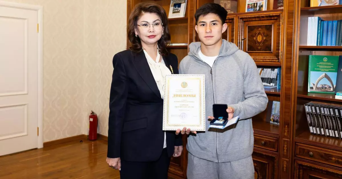  Аида Балаева `Қайрат` клубының жас ойыншысы Дастан Сәтпаевты марапаттады 