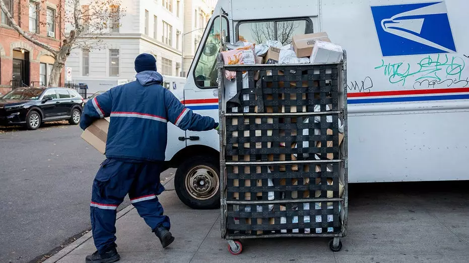 USPS приостанавливает взносы в пенсионный фонд после предупреждения о надвигающемся денежном кризисе.