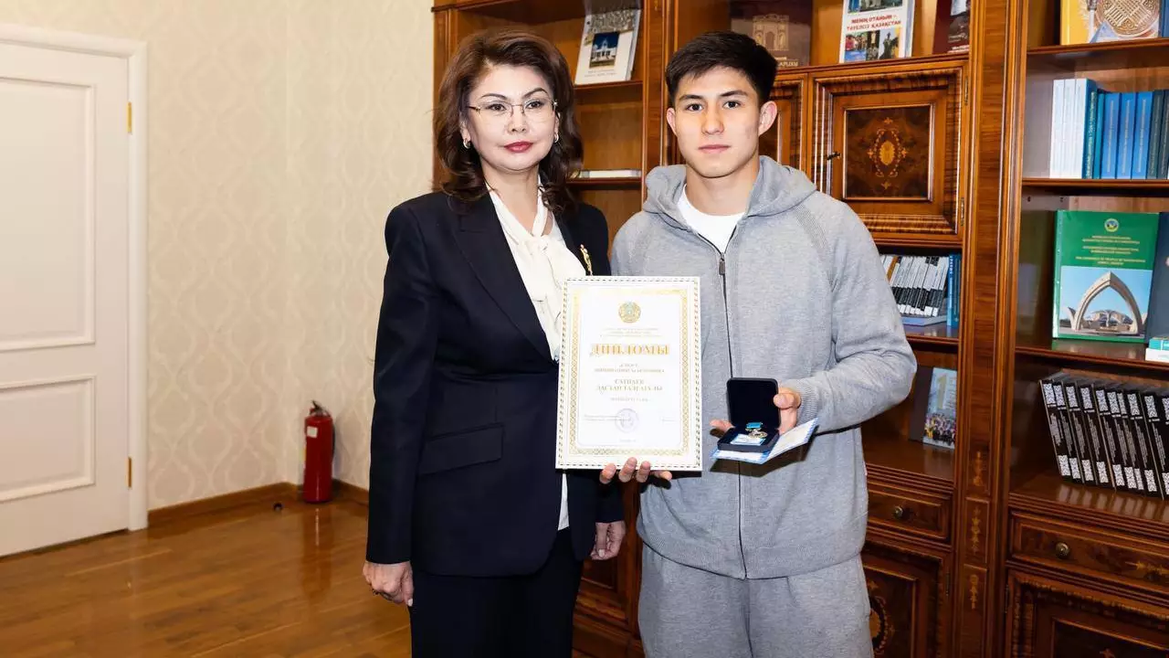 «Өскелең ұрпаққа үлгі»: Аида Балаева Дастан Сәтпаевты ресми түрде марапаттады