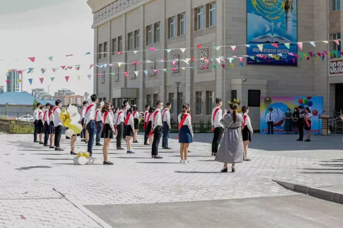 Добрый тренд: казахстанки делятся выпускными платьями в соцсетях