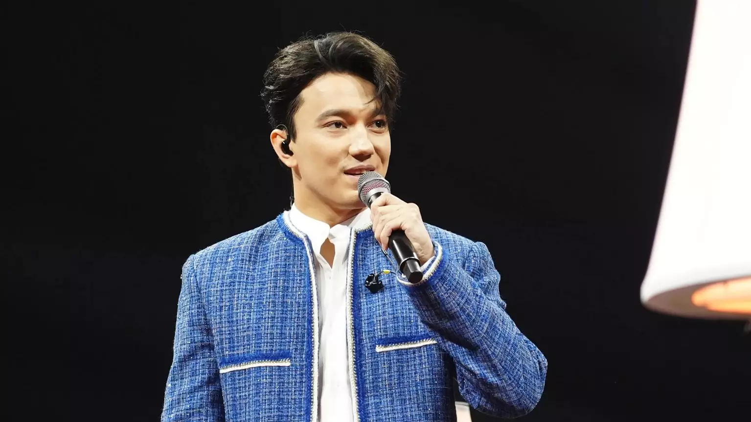 «Бәрі сұрап жатыр»: Димаш Құдайберген қашан үйленетінін айтты