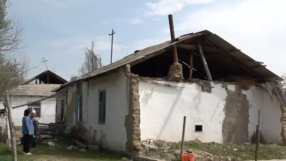 Жители сел в Жетысайском районе боятся потерять дома из-за поднимающейся воды