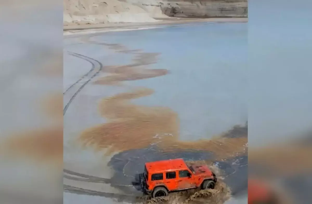 Блогера из Узбекистана наказали за въезд на внедорожнике в Каспий