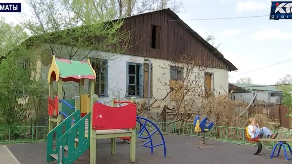 Алматинцы пожаловались на обитателей заброшенного общежития