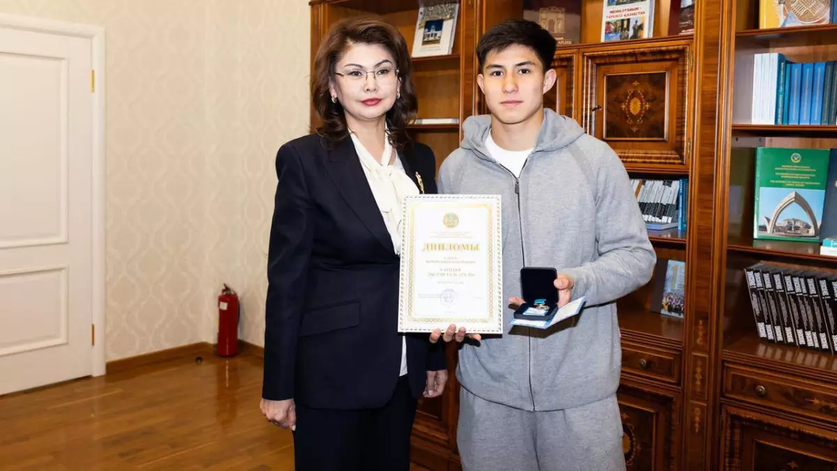 Балаева Дастан Сәтпаевқа "Дарын" сыйлығын табыстады
