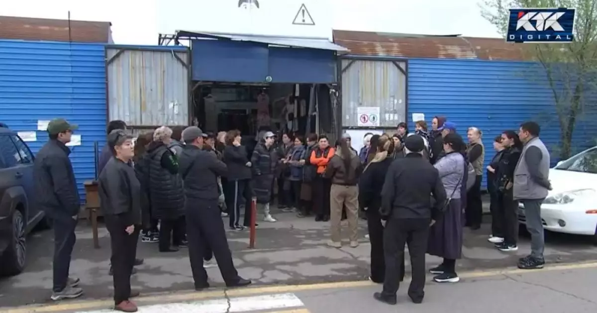  В Алматы закрывают барахолку: 300 торговцев устроили скандал и не покидают контейнеры 