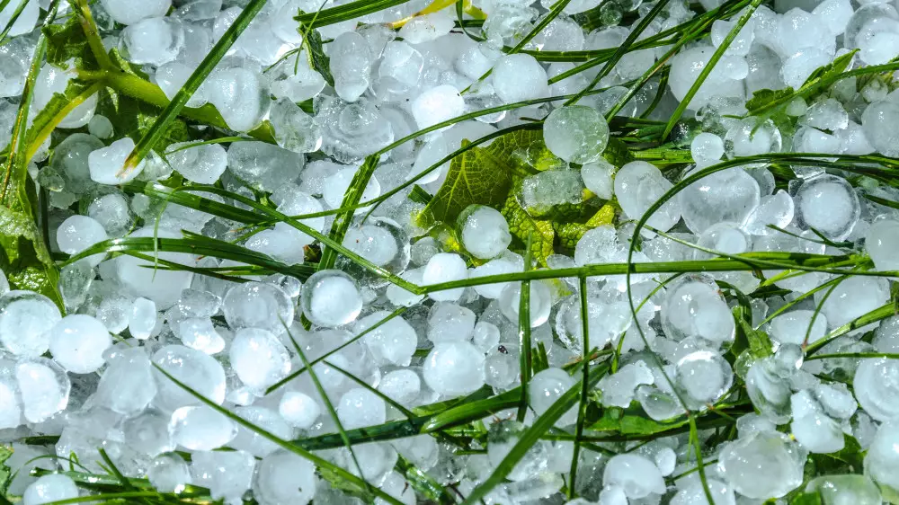 Снег и град - погода резко изменится в Казахстане
