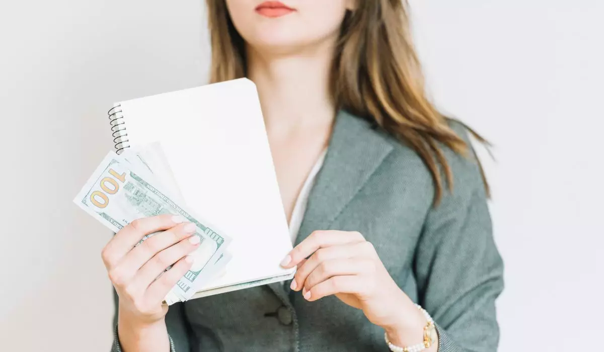 Астанада әйел әріптестерінен ақша алу үшін бір жыл бойы "жақындарын жерлеп келген"