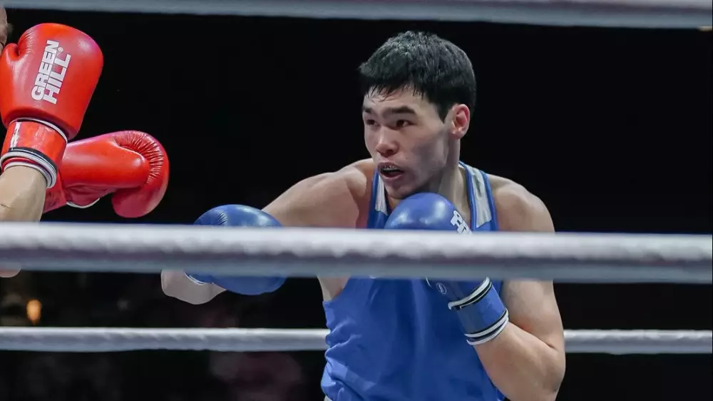 Казахстанец разгромил узбекистанца в финале чемпионата Азии по боксу