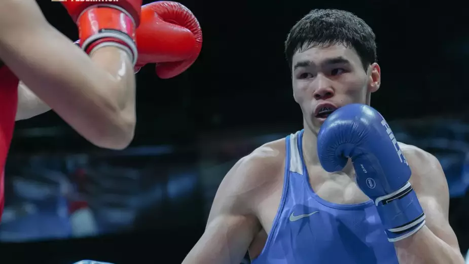 Казахстанец победил боксера из Узбекистана и взял золото чемпионата Азии