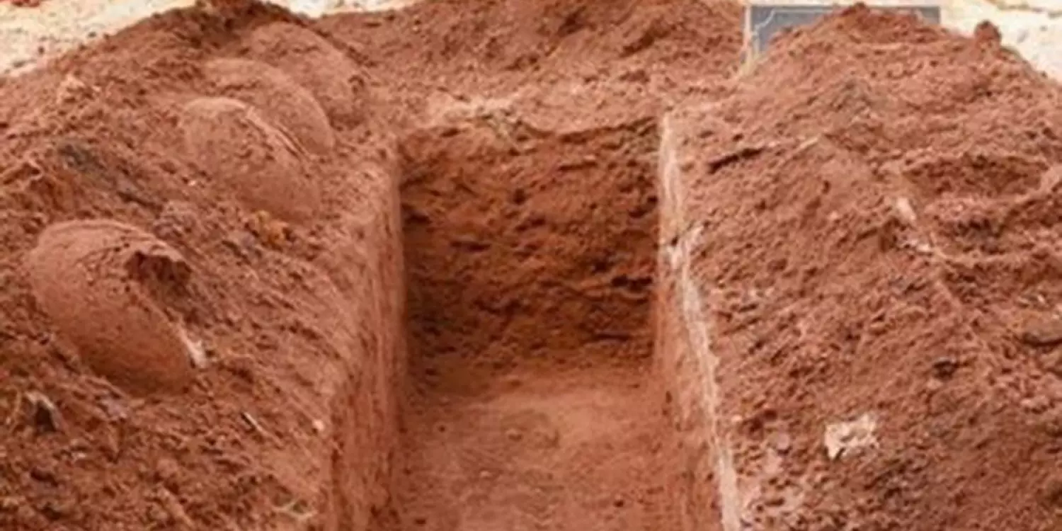 Атырауда педофилдің жаназасына жүздеген адам жиналды