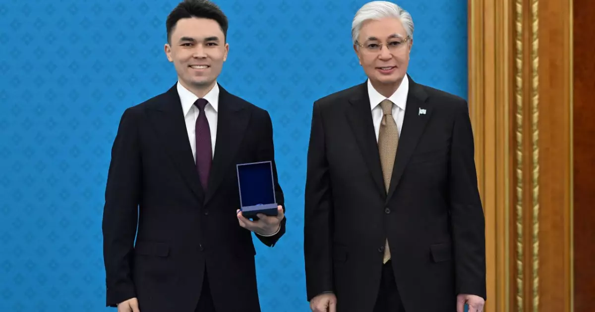   Қасым-Жомарт Тоқаев бір топ жас ғалымға пәтер кілтін табыстады   