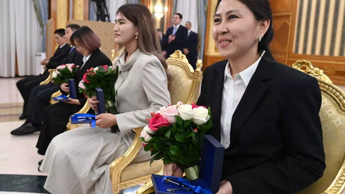 Глава государства вручил ключи от квартир молодым ученым