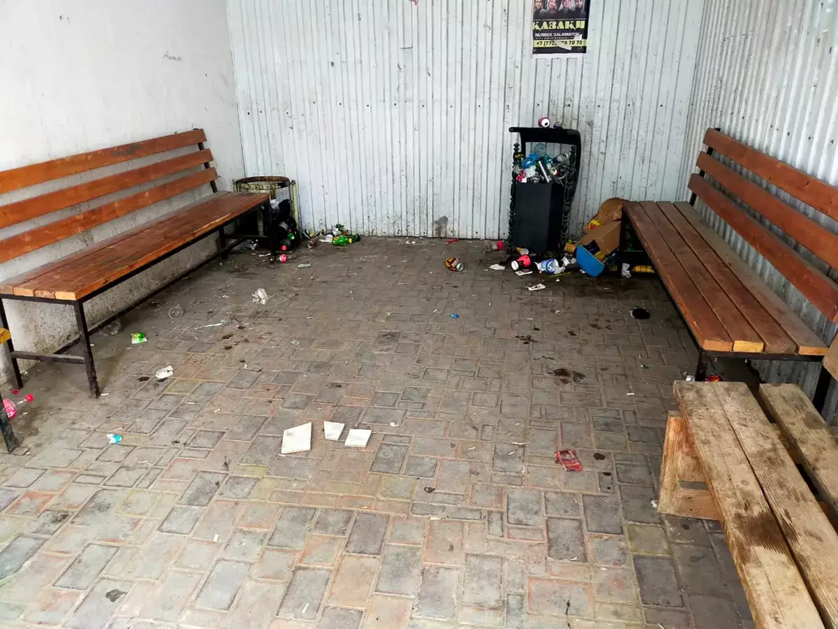 Мусор и зловоние: жители Актау жалуются на ужасное состояние остановок - новости на Lada.kz 10.04.2026