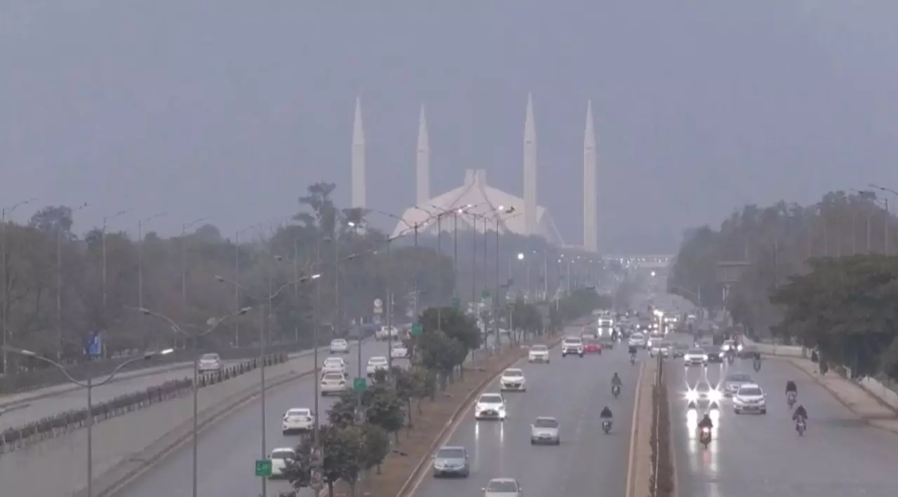 В Исламабаде задействуют 10 тысяч силовиков