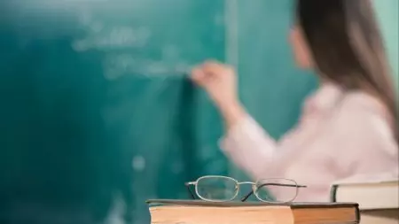 "Бұл тесті таза өткізе алмаса, министрлікті жаба салу керек" дейді белсенді ұстаз