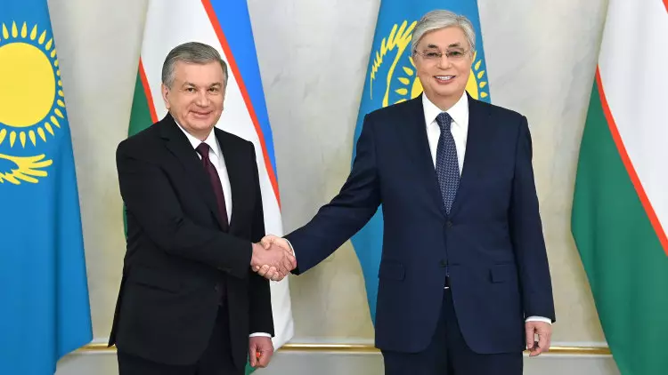 Бұхарадағы бейресми кездесу: Тоқаев пен Мирзиёев не туралы сөйлеспек?