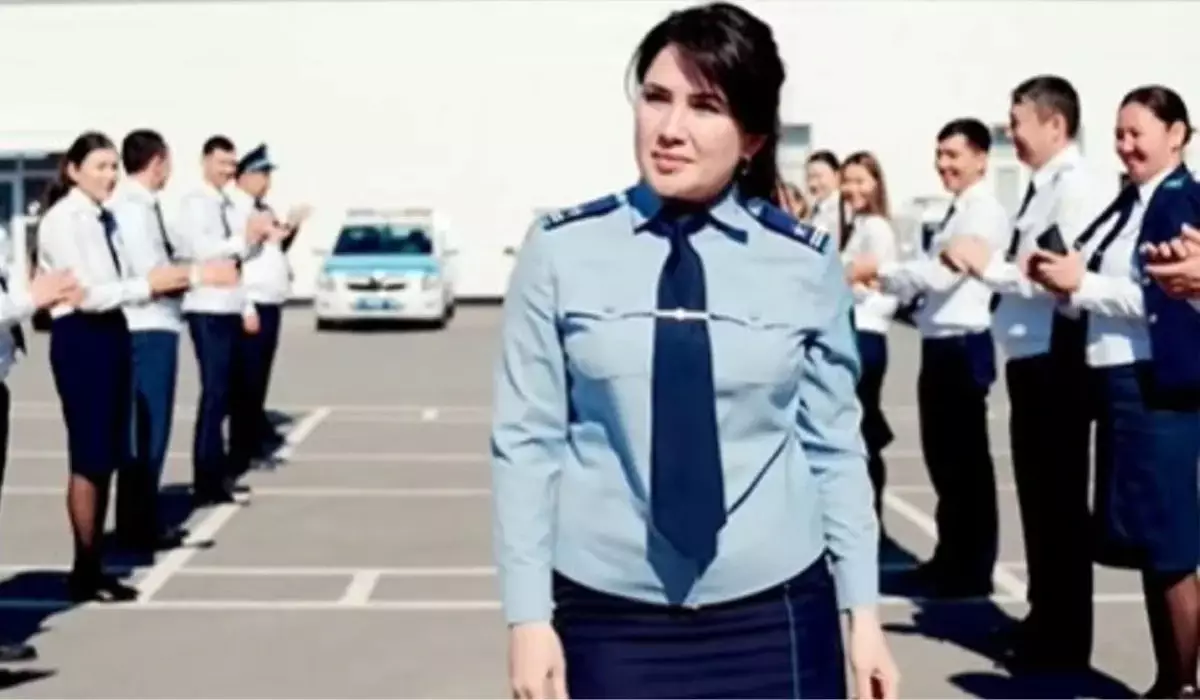 "Қазақтың Моника Беллуччиі": Маңғыстау полиция подполковнигін зейнетке шығарып салды