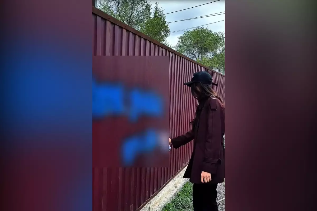 В Атырау уничтожили десятки граффити с рекламой наркотиков