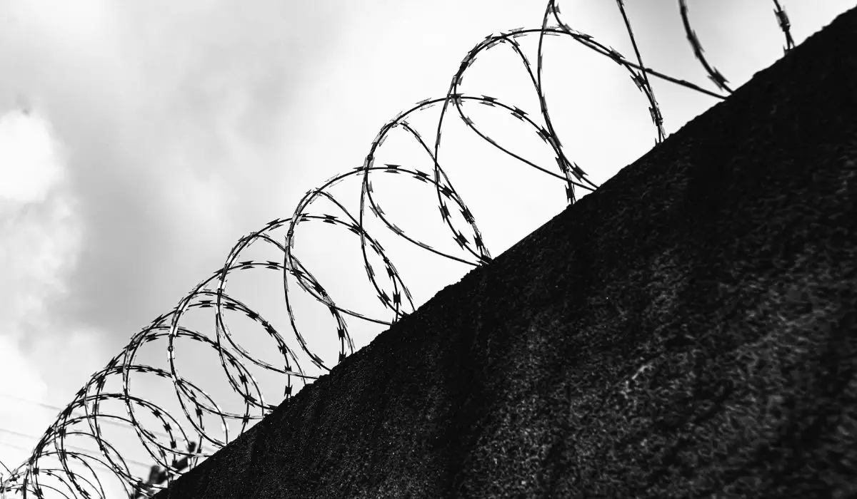 Атырауда балаларды зорлаған ер адамның жаназасына жүздеген адам жиналды: Олар оның не үшін сотталғанын білмеген