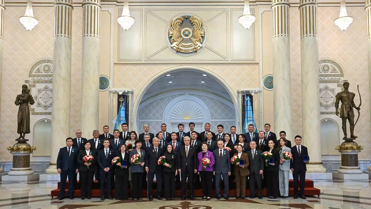 Тоқаев бір топ ғалымды мемлекеттік наградалармен марапаттады