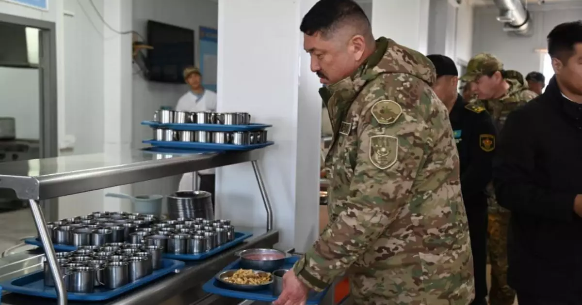   Генерал-майор Алмаз Жұмакеев сарбаздарға берілетін тағамды тексерді   