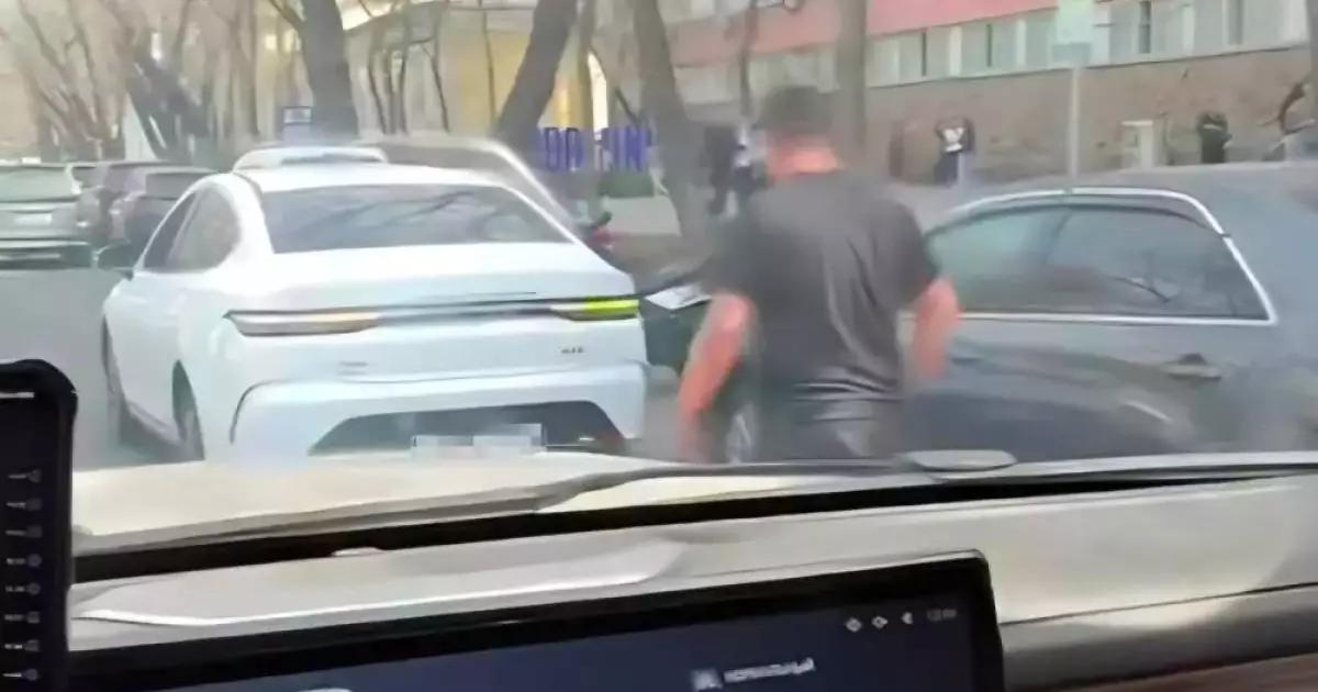  Таксист чуть не `лишил` прав других водителей в Алматы 