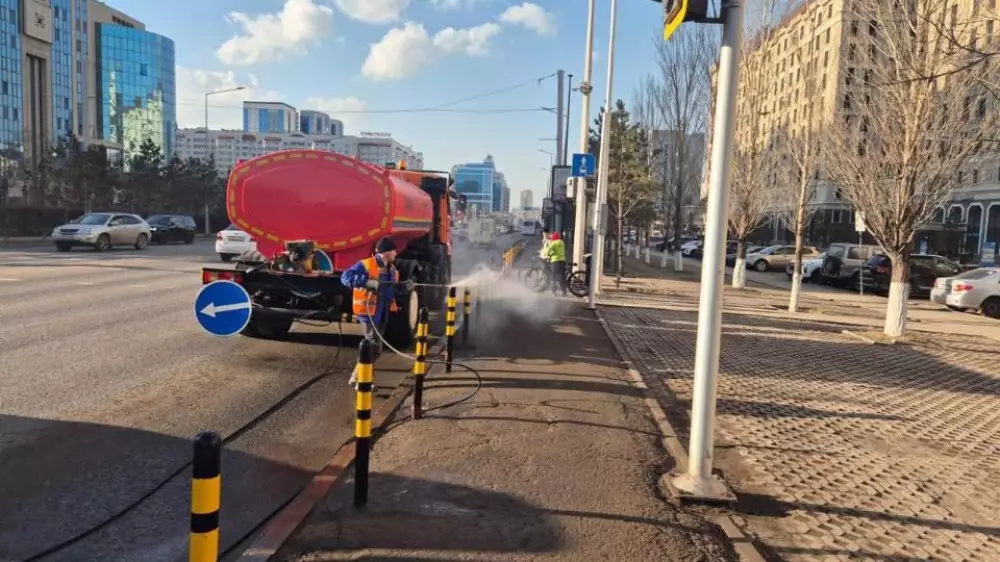 В Астане продолжается масштабная уборка после зимы 