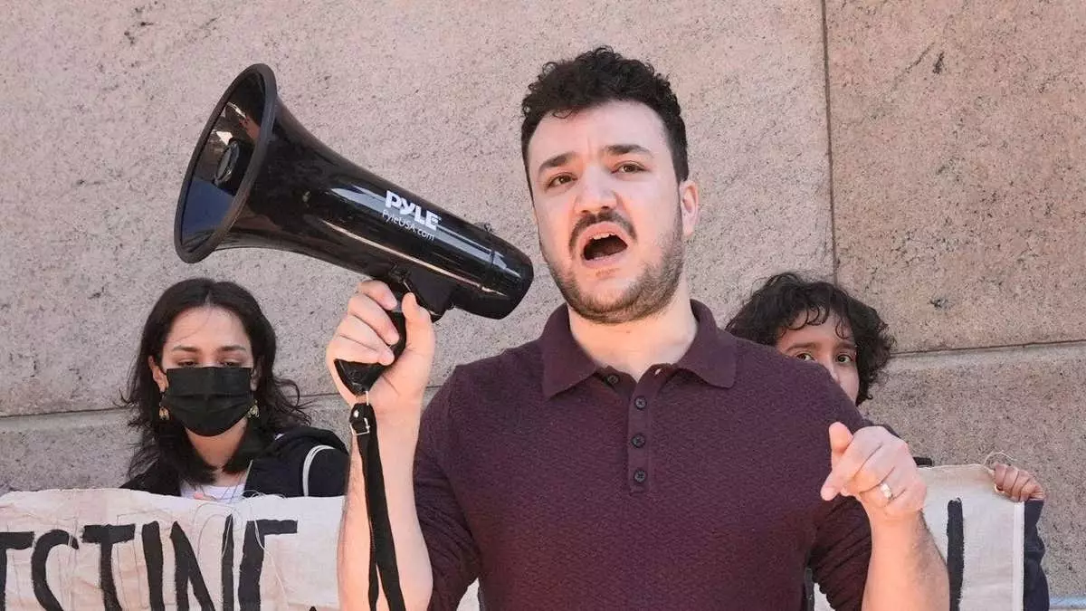 Антиизраильский агитатор Махмуд Халил стал на шаг ближе к депортации после решения иммиграционного совета.