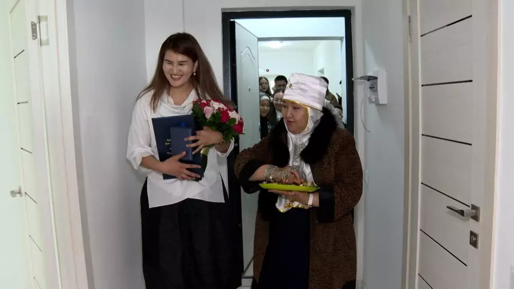 Молодые казахстанские учёные получили от Президента ключи от квартир