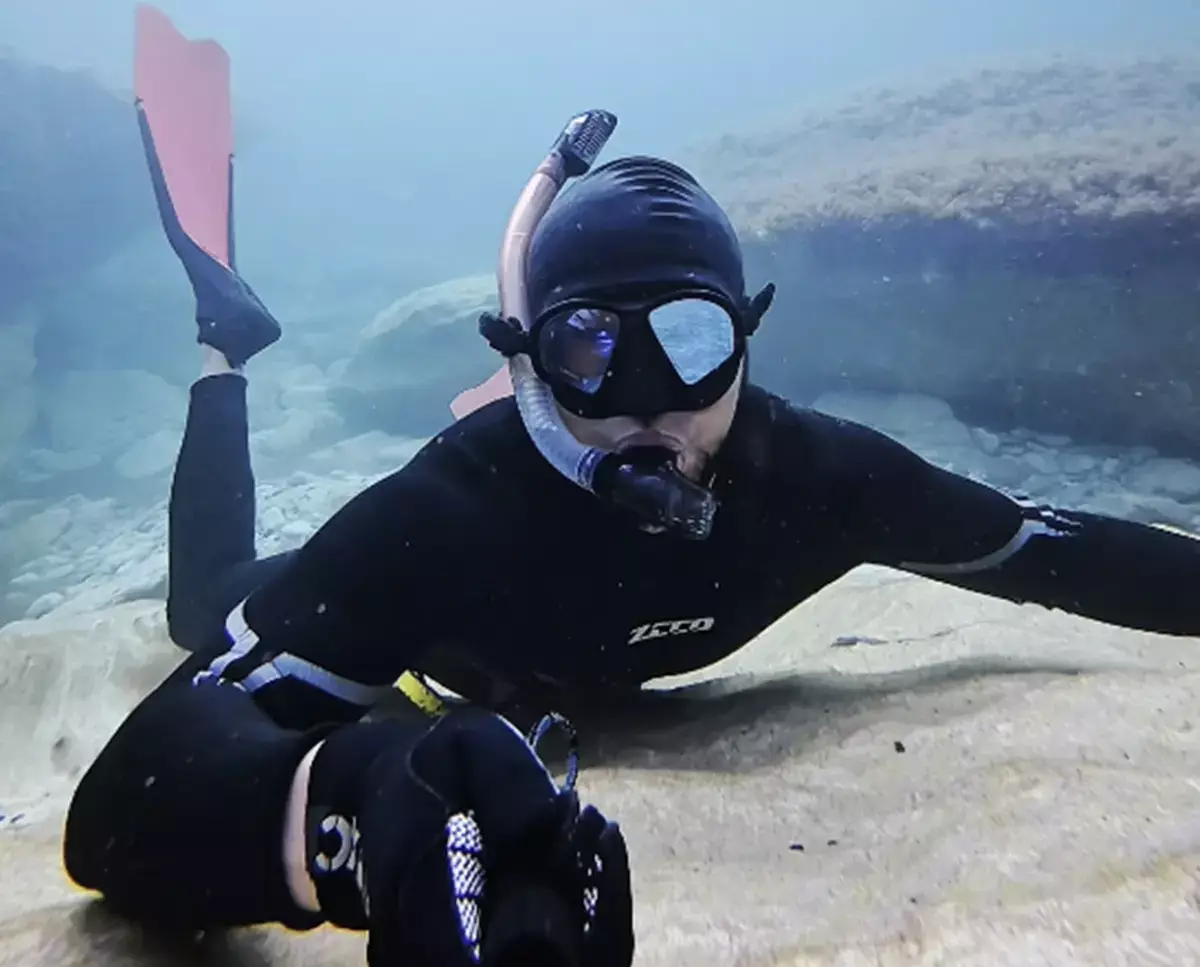 Актауский дайвер показал красоту Каспия, очищая морское дно от мусора - новости на Lada.kz 10.04.2026