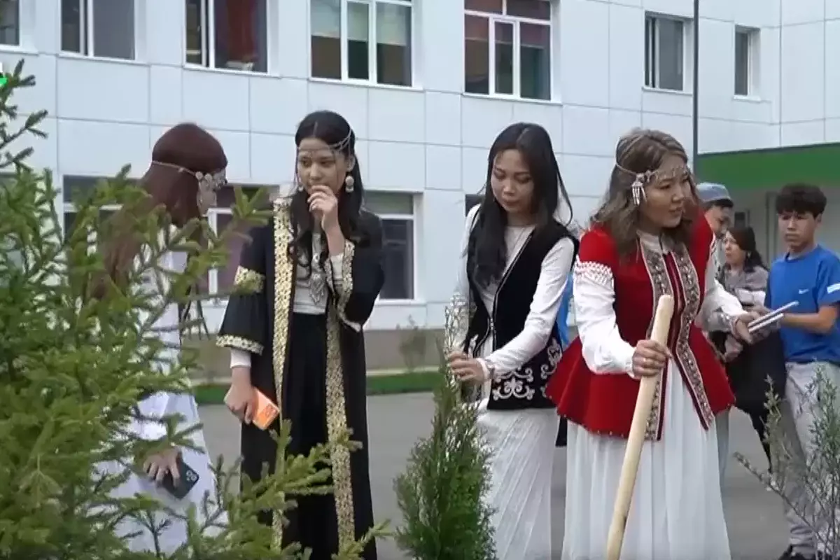 Алматыда білім ордасының ауласына 150 түп ағаш егілді