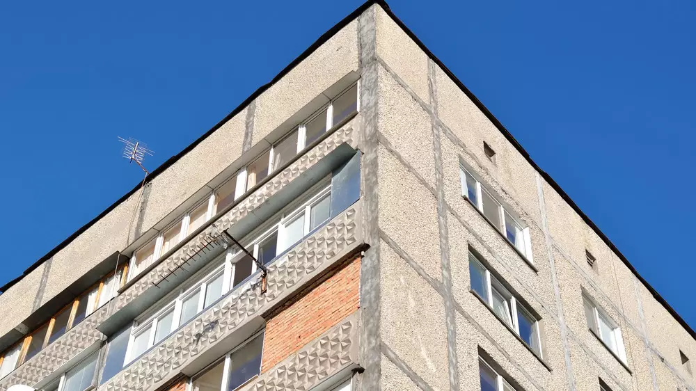 Подросток на крыше девятиэтажки напугал жителей Караганды