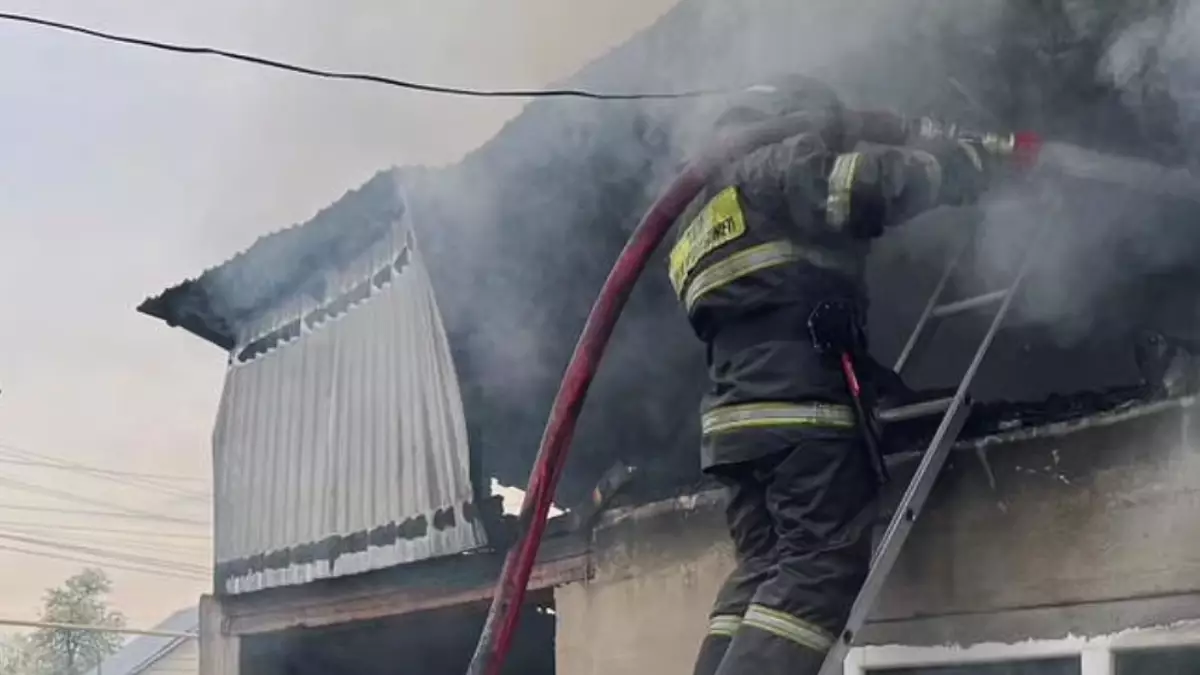 Крыша времянки загорелась в Алматинской области