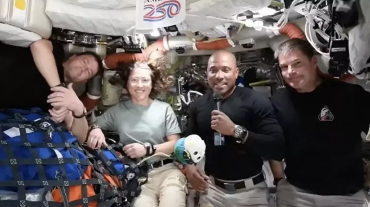 Экипаж «Артемиды-2» готовится к возвращению на Землю после облета Луны